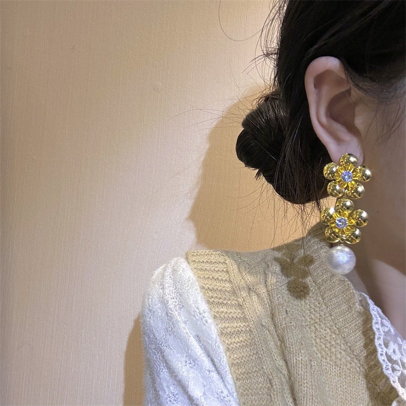 Retro Flower Pearl Stud Earrings Special-interest Design